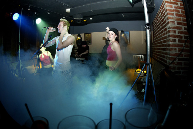 Markus laulaa välillä
Chorale Be-pop, Kotka, 2005.
Avainsanat: Chorale dance europop Maskus tanssijat savu bileet