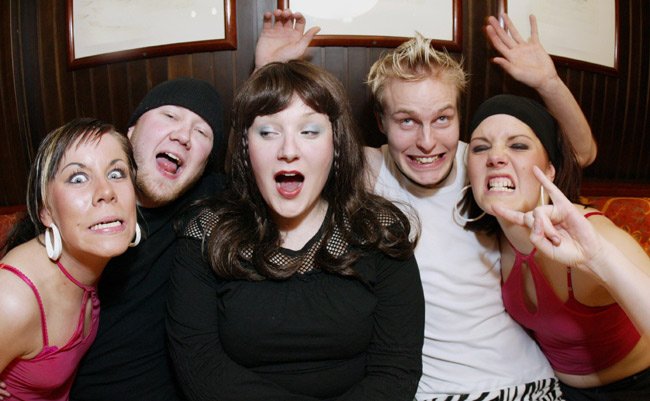 Hirmuinen Chorale!
Chorale irvistää.
Avainsanat: Chorale Tero Laihanen Markus Ahola Lydia Luoma-aho Ellu Tii dance europop bilemusa univiidakko Hirmuinen Chorale!
Chorale irvistää.
Avainsanat: Chorale Tero Laihanen Markus Ahola Lydia Luoma-aho Ellu Tii dance europop bilemusa univiidakko