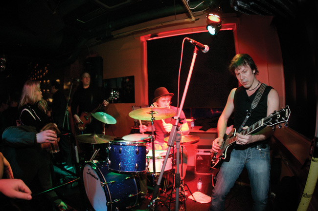 Jiri soittaa sooloa
Clifters, Ravintola Länkkäri, Vantaa 2007.
Avainsanat: Clifters Jiri Nikkinen Luri Luokkala Jari Alanen Lare Murtomaa soolo Ravintola Länkkäri Länsimäki Vantaa Hyvä Bore
