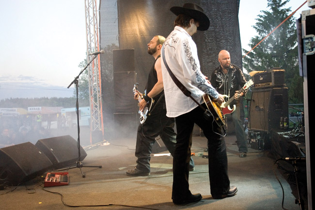 Lavalla
Halmkrona, Yrjänä ja Rasio
Avainsanat: CMX lava Janne Halmkrona a w Yrjänä Timo Rasio lavanäkymä Koria-Roll festivaali