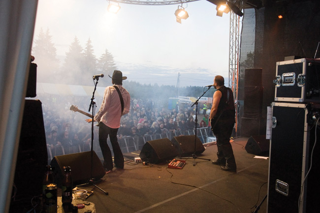 CMX ja Korian yleisö
Avainsanat: Koria-Roll Elimäki Kallioniemi festari festivaali CMX Janne Halmkrona savu lava yleisö stetson Yrjänä yleisö lavanäkymä monitorit