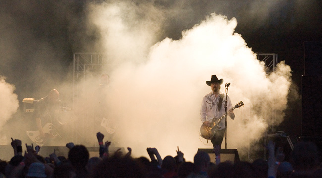 CMX
Avainsanat: Koria-Roll Elimäki Kallioniemi festari festivaali CMX Janne Halmkrona savu lava yleisö stetson