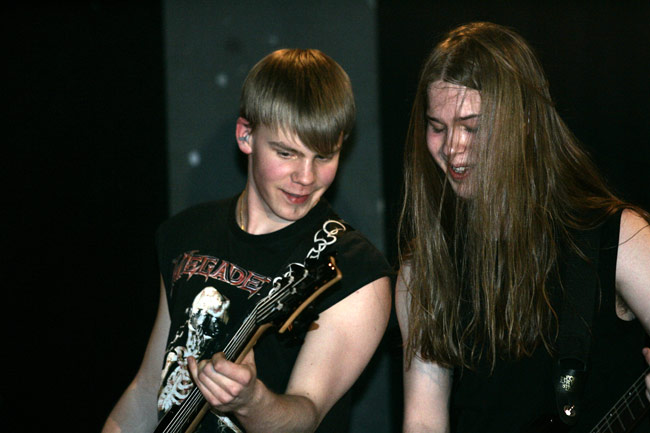 Hevi on kivaa
Avainsanat: Crimson Sun Joni Junnila Jukka Jauhiainen kivaa hauskaa iloinen hevi heavy Hamina pitkätukka Hevi on kivaa
Avainsanat: Crimson Sun Joni Junnila Jukka Jauhiainen kivaa hauskaa iloinen hevi heavy Hamina pitkätukka
