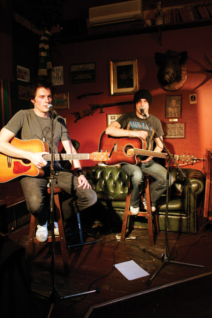 Tauko
Välispiikkiä...
Avainsanat: Crumbland Jontte Teemu akustinen duo In your head tauko välispiikki jaakko V pub Tauko
Välispiikkiä...
Avainsanat: Crumbland Jontte Teemu akustinen duo In your head tauko välispiikki jaakko V pub