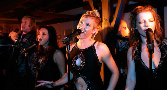D'Voices ja Danny
Katja, Miina, Varpu ja Danny, Ravintola Karhu, Kotka 2006.
Avainsanat: Danny Ilkka Lipsanen Katja Lukin Miina Mikkonen Varpu Virta näyttävä kaunis iloinen D'Voices ja Danny
Katja, Miina, Varpu ja Danny, Ravintola Karhu, Kotka 2006.
Avainsanat: Danny Ilkka Lipsanen Katja Lukin Miina Mikkonen Varpu Virta näyttävä kaunis iloinen