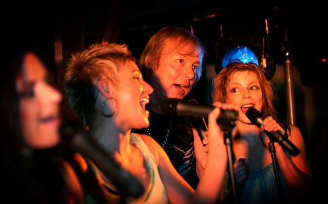 Danny ja tytöt
Kotka 2006.
Avainsanat: Danny Ilkka Lipsanen Katja Lukin Miina Mikkonen Varpu Virta näyttävä kaunis iloinen joukkue tiimi