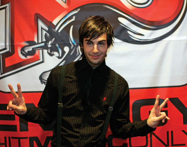 Darin poseeraa
Avainsanat: NRJ radio awards helsinki Hartwall Areena Darin poseeraa poseerata näyttää käsillä ruotsalainen Idol