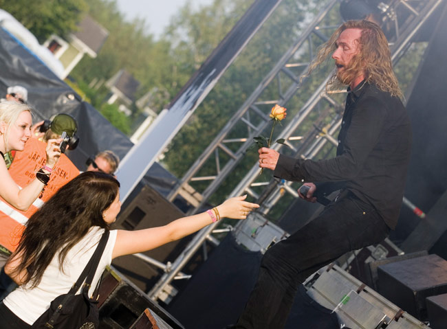 Kukka
Raaka ja ruma hevari saa hempeän kauniin kukan...
Avainsanat: Dark Tranquillity Mikkeli Visulahti Jurassic Rock tyttö antaa kukan kukkanen solisti parta Enter Suicidal Angels Mikael Stanne