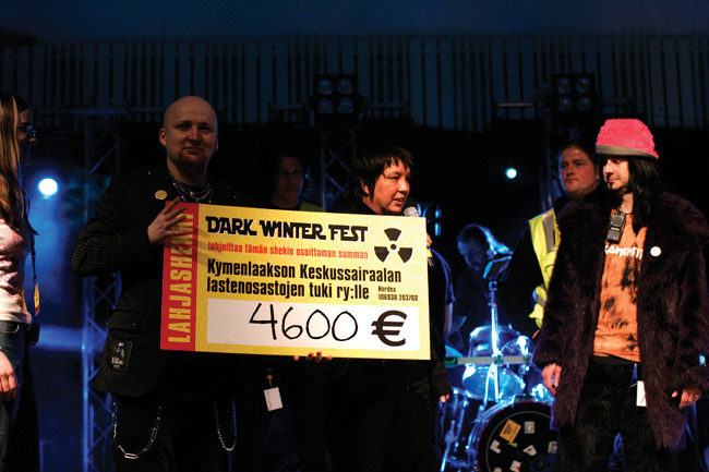4600 e
... tässä vaiheessa. Summa taisi tuosta vielä noustakin.

Kaikkea ne hevimiehet päissään keksivätkin.
Avainsanat: Lahjashekki Dark Winter Fest Lahjoittaa tämä summan Kymenlaakson Keskussairaalan lastenosastojen tuki ry:lle 4600 euroa Killgast juontaja Leivon Hantta Anna von Hertzen kansanedustajaehdokas Lauri Eerola