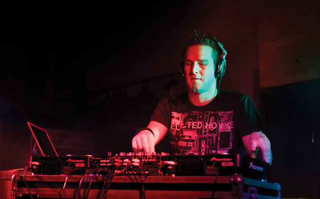 Työpöytänsä ääressä
DJ
Avainsanat: Darude Ville Virtanen trance konemusiikki dj Sandstorm miksauspöytä levysoitin koneet pöytä Amarillo Kotka