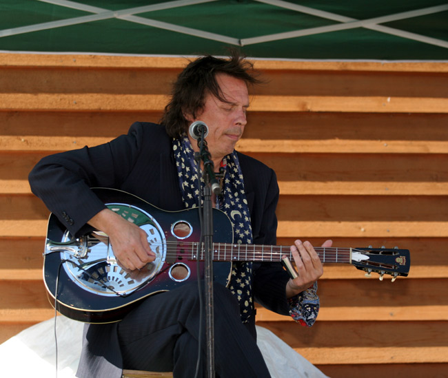 Blues-kitaristi
Dave Lindholm Puuvenemessuilla, Meripäivät, Kotka 2005.

Avainsanat: Dave Lindholm kitaristi blues puuvenemessut
