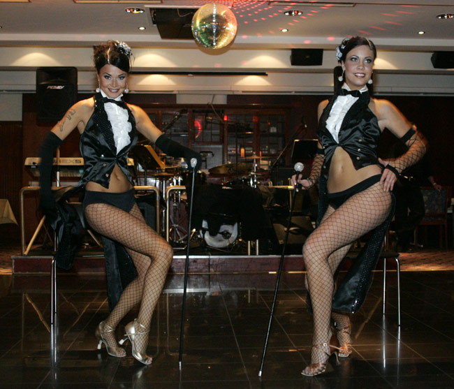 Satu ja Krista
Avainsanat: Diamond Heels Satu Seppälä Krista Nyman verkkosukat kanis seksikäs jalat sääret katse peilipallo