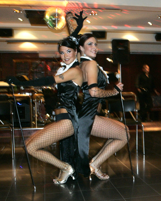 Satu ja Krista selät vastakkain
Dianmond Heels, Banketti, Kotka 2006.
Avainsanat: Diamond Heels Satu Seppälä Krista Nyman selät vastakkain yökerhoshow tanssijat tanssia
