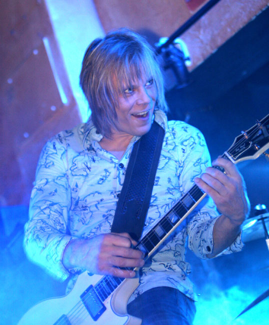 Erik goes...
Avainsanat: Dingo kitaristi Erik Valkama iloinen vauhdikas soittaa rokkaa