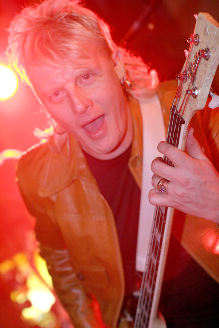 Basisti hyökkää
Avainsanat: Dingo Eve basisti hyökkää suu auki