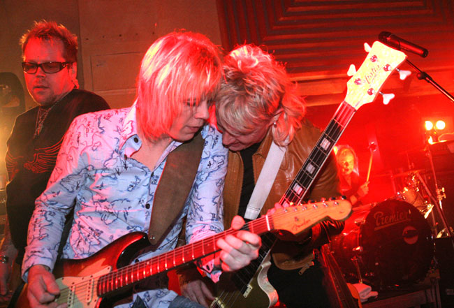 Dingo rokkaa
Neumann, Erik, Eve ja Ari Kotkan Amarillossa marraskuussa 2005. (Pekka Siistonen ei näy kuvassa.)
Avainsanat: Dingo rock Neumann Erik Valkama Eve Ari toikka show meno päällä