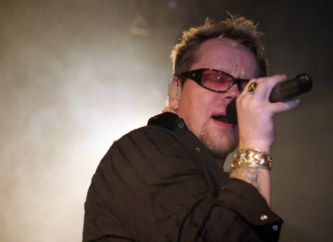 Neumann in action
Avainsanat: Neumann Pertti Dingo laulaja tulkitsee rannekoru lasit