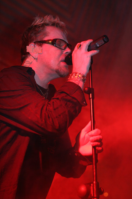 Nipa
Avainsanat: Neumann Dingo punainen laulaja tähti Pertti