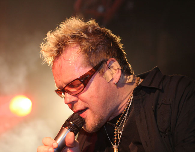 Neumann
Amarillo, Kotka 2005.
Avainsanat: Dingo Neumann lauluntekijä laulaja artisti Autiotalo lasit keskittynyt pystytukka