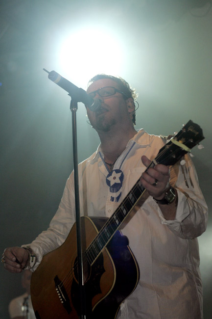 Akustisella kitaralla
Avainsanat: Dingo Pertti Neumann akustinen kitara valo tähti Purppuraa