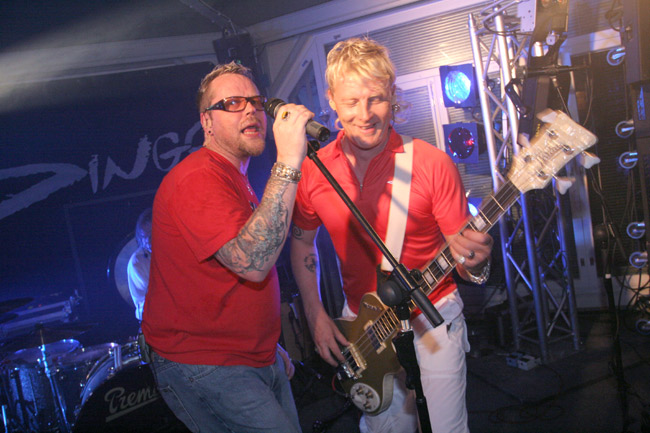 Sinä ja minä
Neumann ja Eve, Dingon runko, Meduusa, Kotka 2005.
Avainsanat: Neumann Eve Dingo pari basso heiluu punainen paita