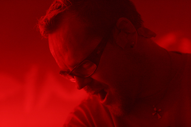 Puneinen
Neumann 2005.
Avainsanat: Neumann Pertti Dingo Musta leski punainen lauluntekijä laulaja lasit