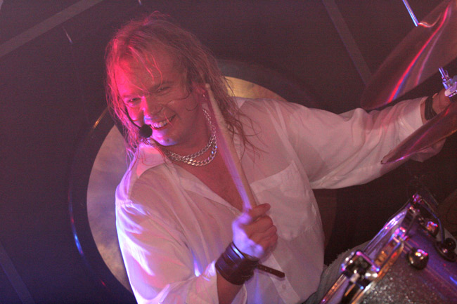 Ari Toikka
Avainsanat: Ari Toikka Dingo Bomfunk MC rummut rumpali nauraa kapula päämikki