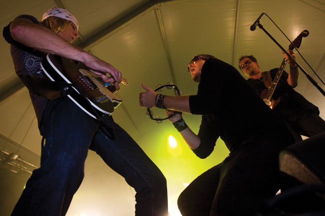 Tamburiinimies iskee!
Erik, Robert ja Neumann, Hamina 2010
Avainsanat: Dingo Hamina Tattoo Pertti Neumann Erik Valkama Robert Engstrand