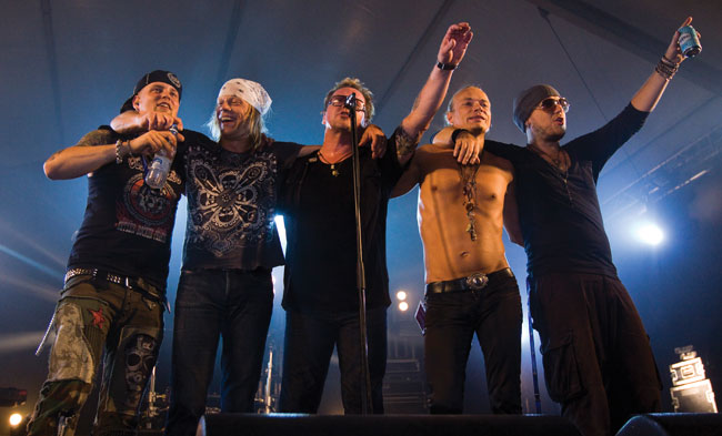 Loppukumarrus
Ville, Erik, Neumann, Vesa ja Robert eli Dingo 2010, Hamina Tattoo
Avainsanat: Dingo Hamina Tattoo Pertti Neumann Erik Valkama Robert Engstrand Ville Siuruainen Vesa Kuhlman