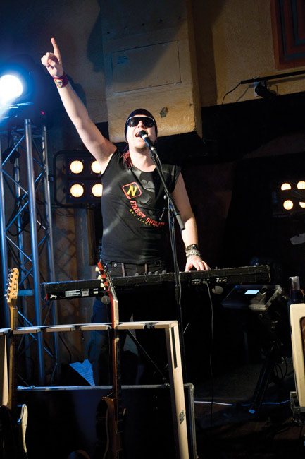 Robert Engstrand
"Svedupelle"
Avainsanat: Dingo tuhkimotarina Amarillo Kotka Robert Engstrand ruotsalainen svedupelle näyttää sormea kättä ykköstä