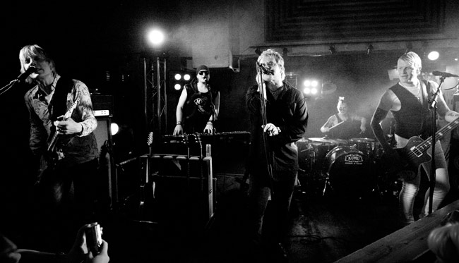 Erik, Robert, Neumann, Ville ja Eve
Amarillo, Kotka 2008.
Avainsanat: Dingo tuhkimotarina Amarillo Kotka Pertti Neumann Jarkko Eve Erik Valkama Robert Engstrand Ville Siuruainen