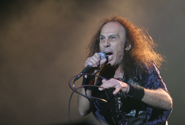 Dio lennättää mikkipiuhaa
"So if a stranger calls you
Don't let him whisper his name
Cause it's voodoo"
Avainsanat: Ronnie James Dio Black Sabbath mikkipiuha johto cause it's voodoo pieni suuri mies Dio lennättää mikkipiuhaa
"So if a stranger calls you
Don't let him whisper his name
Cause it's voodoo"
Avainsanat: Ronnie James Dio Black Sabbath mikkipiuha johto cause it's voodoo pieni suuri mies