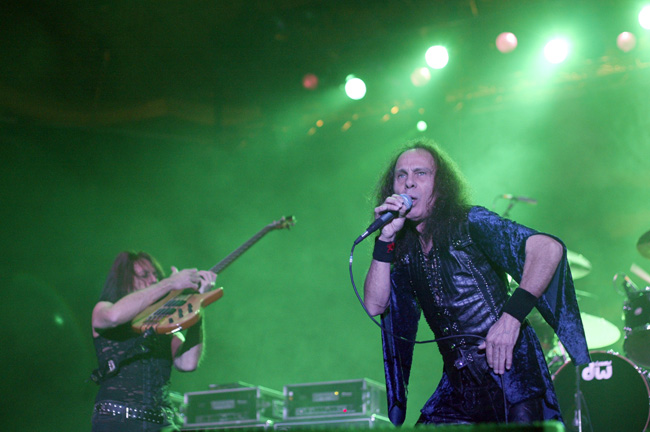 Like a rainbow...
Dio laulaa, Sarzo lennättää bassoa.
Avainsanat: Ronnie James Dio Rudy Sarzo viitta rainbow in the dark basso Like a rainbow...
Dio laulaa, Sarzo lennättää bassoa.
Avainsanat: Ronnie James Dio Rudy Sarzo viitta rainbow in the dark basso