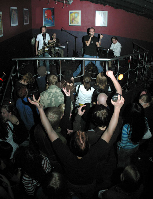DJBB
Livinstone, Kotka 2004.
Avainsanat: DJBB Don Johnson Big Band Tommy Lindgren Pekka Mikkonen Johannes Laiho Kari Saarilahti yleisö kädet taulut One MC one delay DJBB
Livinstone, Kotka 2004.
Avainsanat: DJBB Don Johnson Big Band Tommy Lindgren Pekka Mikkonen Johannes Laiho Kari Saarilahti yleisö kädet taulut One MC one delay