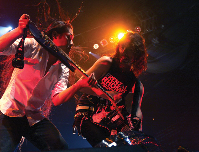 "What the fuck..."
"Hei kato mitä sä teet..."
Avainsanat: DragonForce powermetal nopea metalli Black Crusade Helsinki Jäähalli Sam Totman Herman Li 
