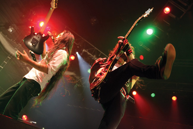 Sonic firestorm
Herman Li & Sam Totman
Avainsanat: DragonForce powermetal nopea metalli Black Crusade Helsinki Jäähalli Sam Totman Herman Li jalka potku kick show esiintyä vauhdikas