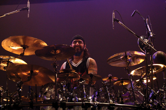 Mike Portnoy ja muutaman peltiä
Drummer and symbals
Avainsanat: Dream Theater Helsinki progressiivinen metalli progressive Helsinki rummut rumpali Mike Portnoy
