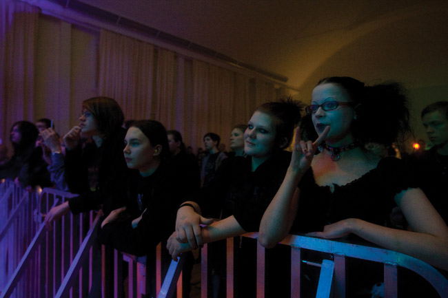 Hevi merkitys
Eturivi ottaa rennosti
Avainsanat: Dark Winter Fest 2009 Sammon talo sammolla Kotka Karhula yleisö kaunis nainen käsimerkki eturivi