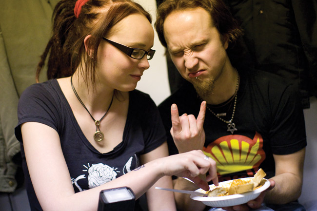 Syömistä ja symboliikkaa
Elääkö hevillä?
Avainsanat: Dark Winter Fest 2009 Sammon talo sammolla Kotka Karhula diplomit mies kaunis nainen käsimerkki symboliikka syödä