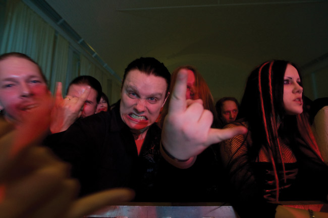 Sinamore riehuu yleisönä
Avainsanat: Dark Winter Fest 2009 Sammon talo sammolla Kotka Karhula yleisö sinamore kasi heavy