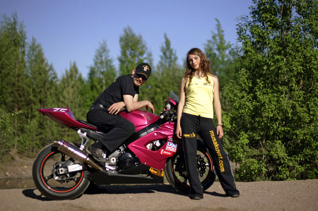 Keke
Keijo Pietilä, Suzuki GSX-R 1000 ja ihana malli.

Avainsanat: Keijo Keke Pietilä malli musakuvat poseerata Suzuki GSX-R 1000 musakuvat NewEx mainospiste letit kaunis ihana persoonaton lippa silmillä varjossa moottoripyörä