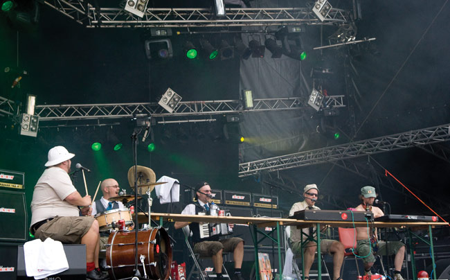 Eläkeläiset
Istuvat pöytiensä ääressä ja juovat...
Avainsanat: Sauna open air metal festivat festari Tampere Eläkeläiset humppa istua juoda viinaa