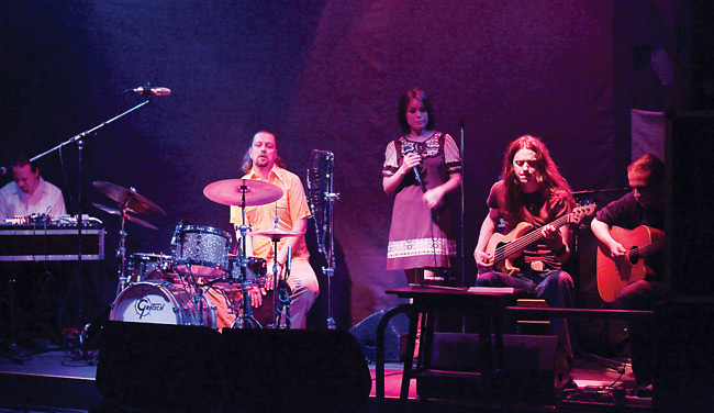 Emma Salokoski Ensemble
Kairo, Kotka 2007
Avainsanat: Emma Salokoski Ensemble Q-Continuum solisti kairo kotka Mikko Kosonen Lauri Porra Tuomo Prättälä Marko Timonen