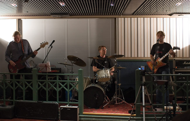 Endless Circles
Haminan Hovi, Hamina 2007.
Avainsanat: Endless Circles Haminan Hovi Kärsä J Dr. Joyhill trio videokamera kuvata