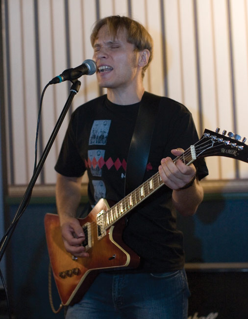 Kitaristi
Dr. Joyhill
Avainsanat: Endless Circles Haminan Hovi kitaristi Dr. Joyhill