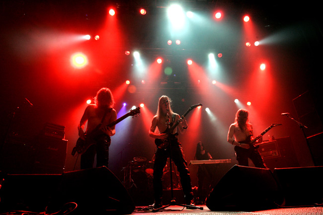 FME:n valoissa
Avainsanat: Ensiferum Petri Lindroos Markus Toivonen Sami Hinkka Meiju Enho Janne Parviainen FME Kaapelitehdas Helsinki metal