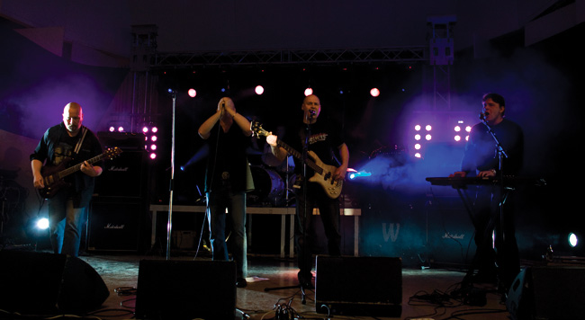 Episentre, Kotka 2008.
M.Pennanen - laulu
S.Heikkinen - kitara
T.Markkanen - basso
T.Kuusela - rummut
P.Nuotio - koskettimet
Avainsanat: Dark Winter Fest Sammontalo Karhula Kotka hevi heavy Episentre Pennanen Markkanen heikkinen Kuusela Nuotio Episentre, Kotka 2008.
M.Pennanen - laulu
S.Heikkinen - kitara
T.Markkanen - basso
T.Kuusela - rummut
P.Nuotio - koskettimet
Avainsanat: Dark Winter Fest Sammontalo Karhula Kotka hevi heavy Episentre Pennanen Markkanen heikkinen Kuusela Nuotio