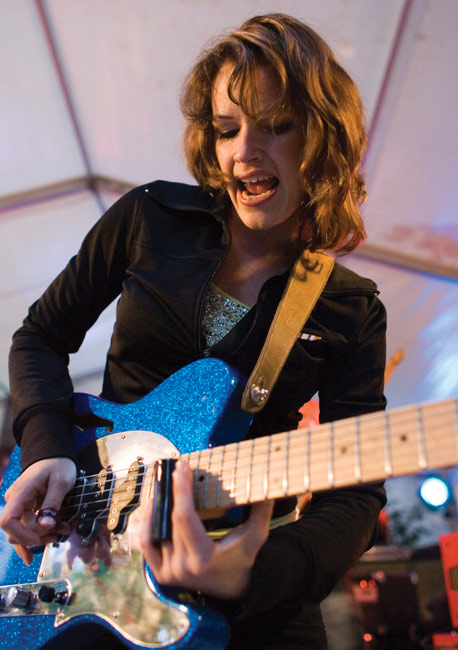 Vingutusta
Erja Lyytinen näyttää mitä on blues, Kairo, Kotka 2007.
Avainsanat: Erja Lyytinen Blues Kotkan Meripäivät kaunis nainen seksikäs Kairo iloisesti bluesia vinguttaa slide-putki