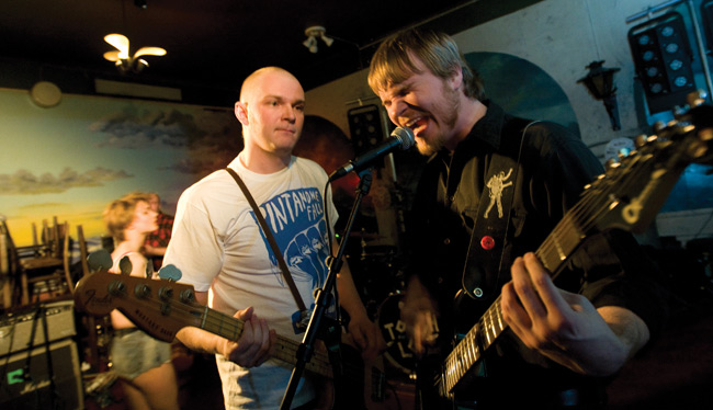 Kun kissa on syrjässä, niin kollit riehaantuu
Erwin Preston, Kotka
Avainsanat: Erwin Preston Kesto-klubi Kairo Kotka Iina Toni Otto