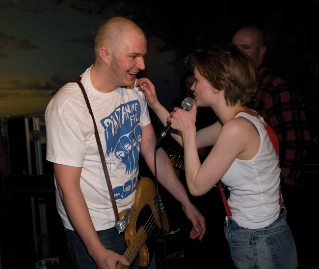 Tiimipalaveri
Toni ja Iina, Erwin Preston 2009.
Avainsanat: Erwin Preston Kesto-klubi Kairo Kotka Iina Toni